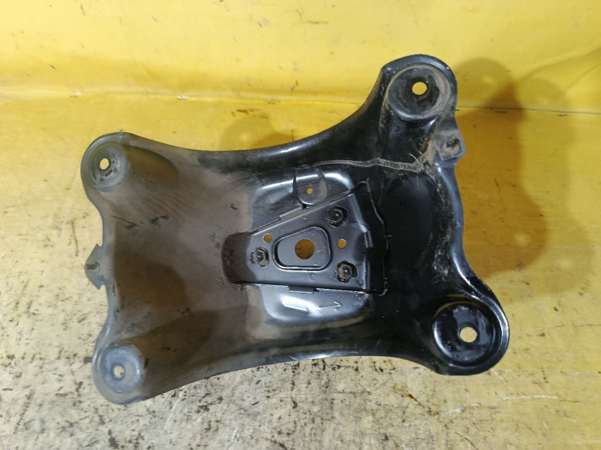 Крепление запасного колеса на Toyota Rav4 ACA31W Фото 2