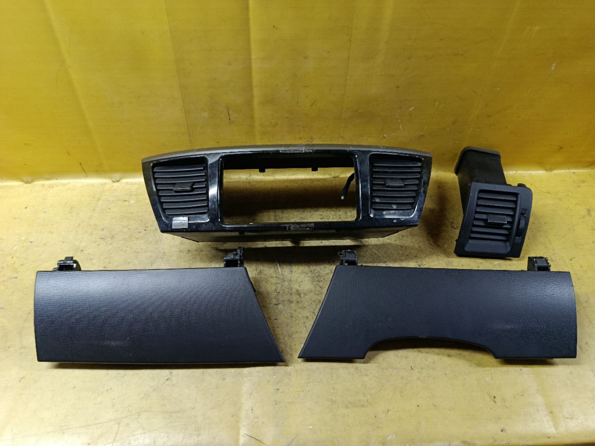 Консоль магнитофона 55412-28280, 55041-28030, 55042-28030 на Toyota Noah AZR60G Фото 3