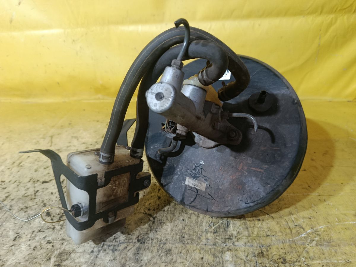 Главный тормозной цилиндр на Toyota Noah AZR60G 1AZ-FSE Фото 3