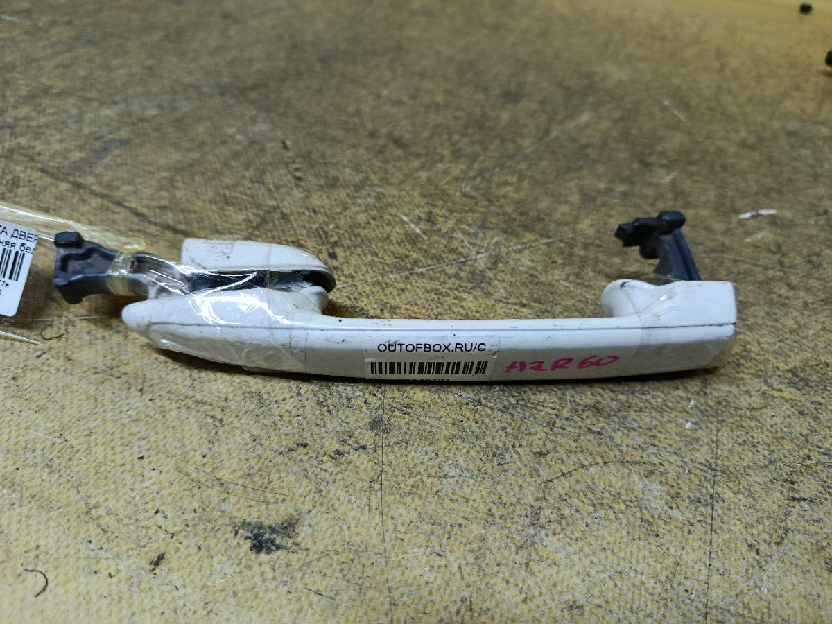 Ручка двери на Toyota Noah AZR60G Фото 1