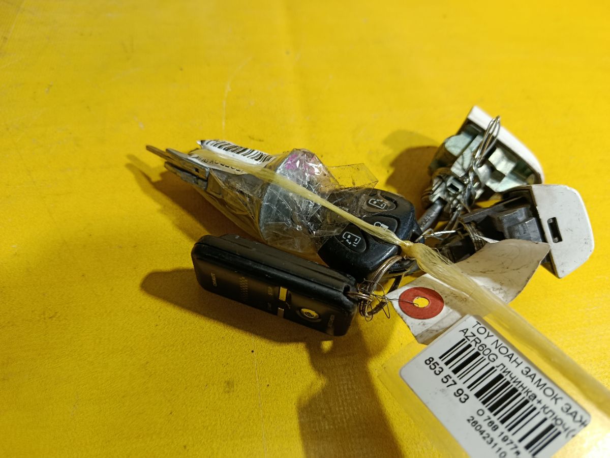 Замок зажигания на Toyota Noah AZR60G Фото 2