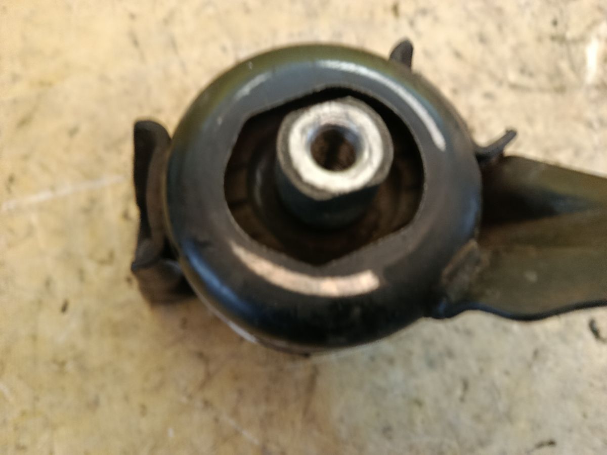 Подушка двигателя на Toyota Noah AZR60G 1AZ-FSE Фото 4