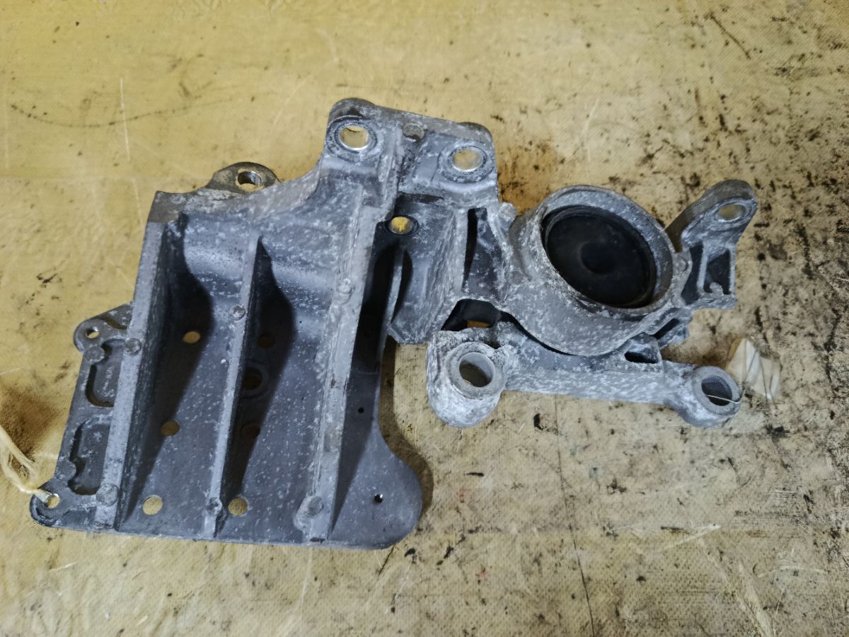 Подушка двигателя на Nissan X-Trail NT31 MR20DE Фото 1