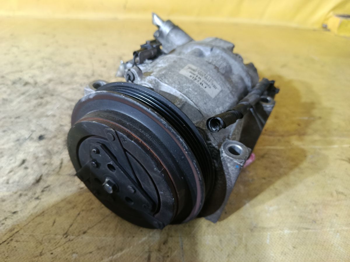 Компрессор кондиционера 92600-WL000 на Nissan Elgrand ME51 Фото 2