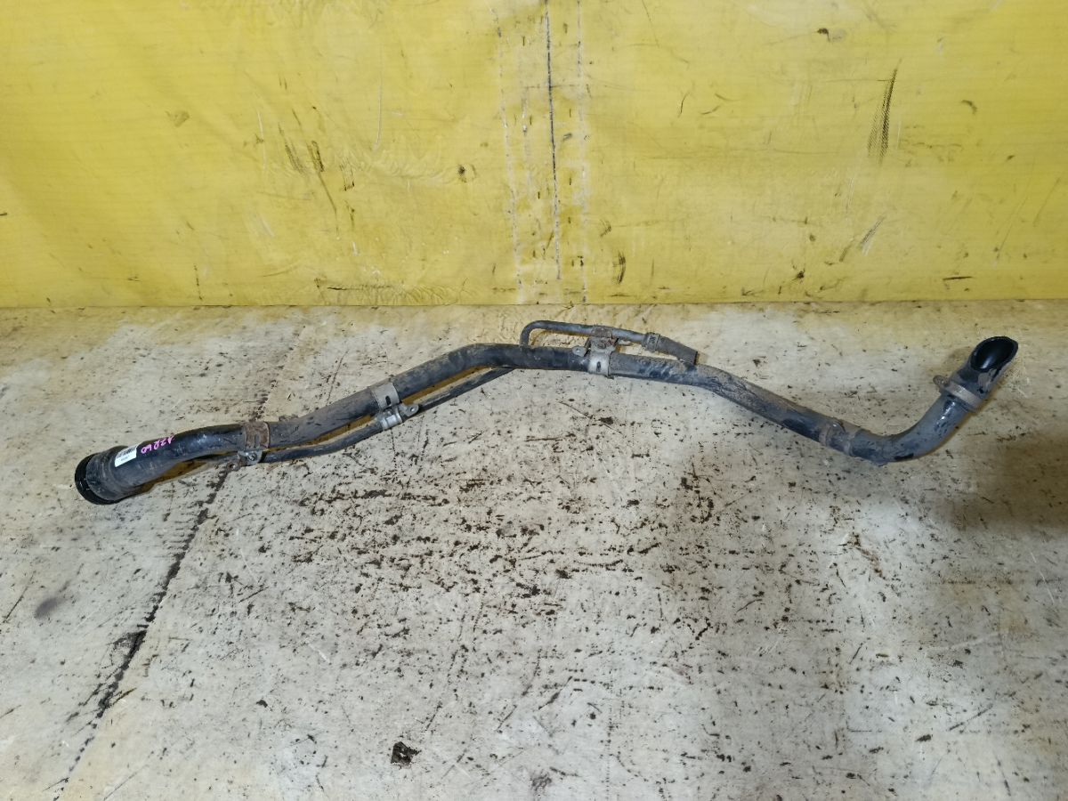 Заливная горловина топливного бака 77201-28240, 77201-28290 на Toyota Noah AZR60G 1AZ-FSE Фото 1