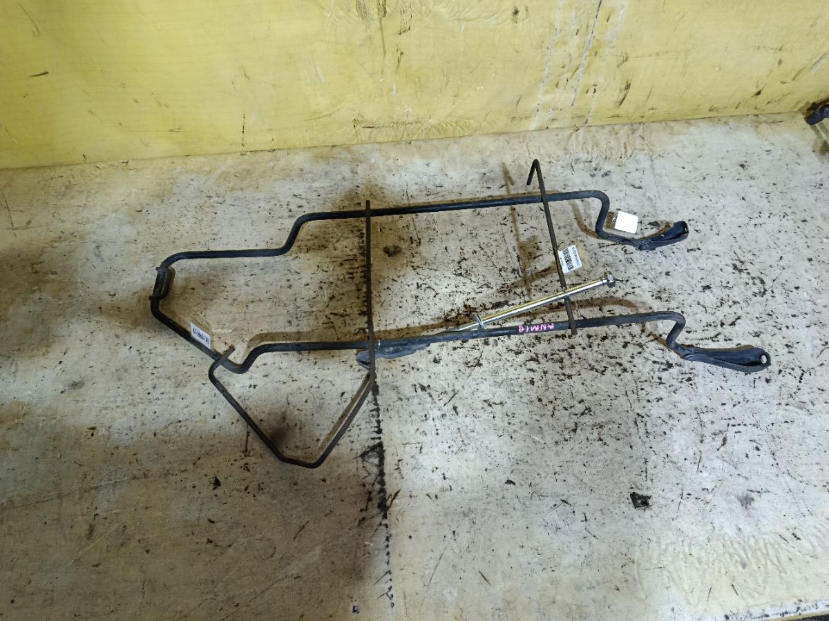 Крепление запасного колеса на Toyota Isis ANM10G Фото 1