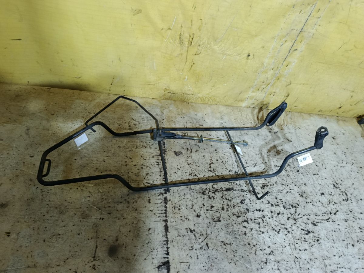 Крепление запасного колеса на Toyota Isis ANM10G Фото 2