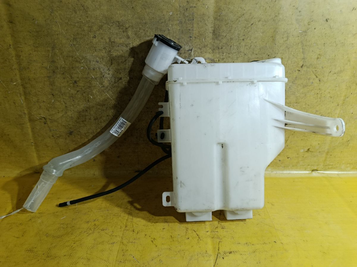 Бачок омывателя 85315-68010 на Toyota Isis ANM10G Фото 2