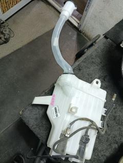 Бачок омывателя 85315-68010 на Toyota Isis ANM10G Фото 4