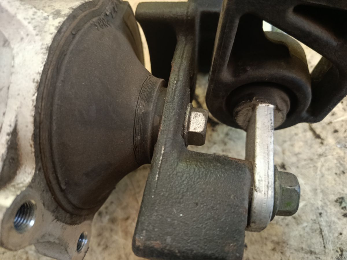 Подушка двигателя на Honda Stream RN8 R20A Фото 4