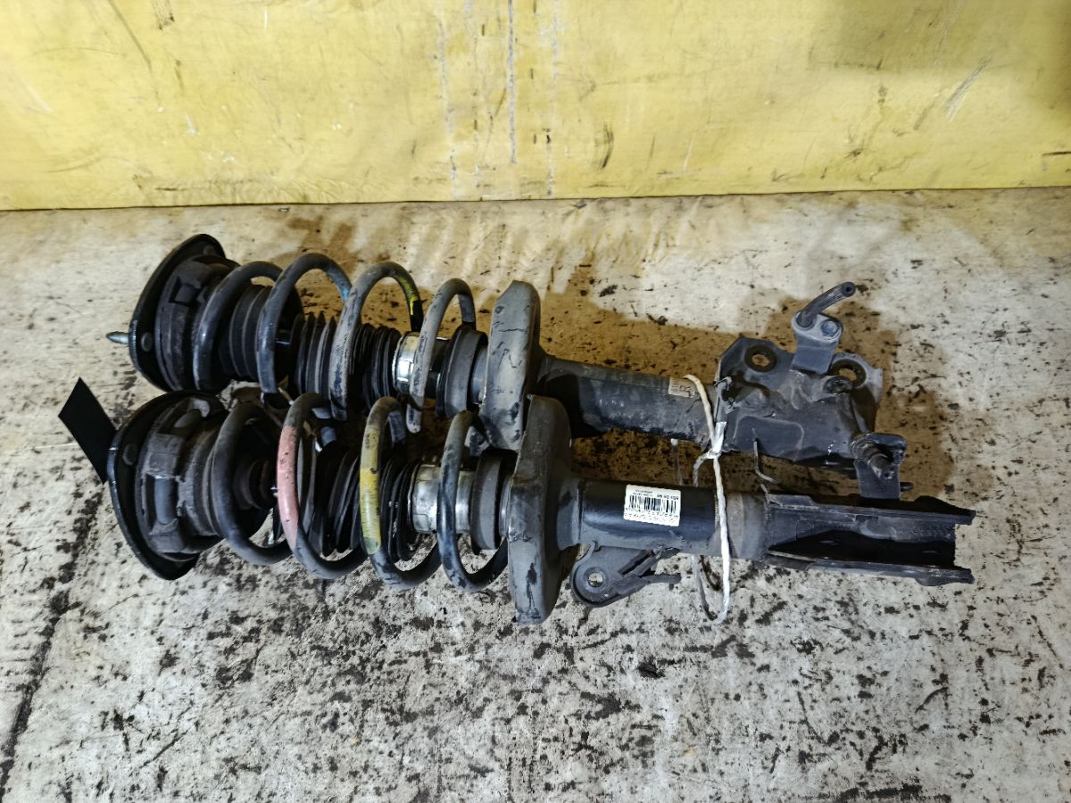 Стойка амортизатора на Honda Stream RN8 R20A Фото 1