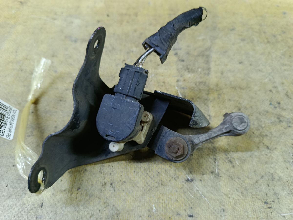 Датчик регулировки наклона фар на Toyota Noah ZRR70G Фото 1
