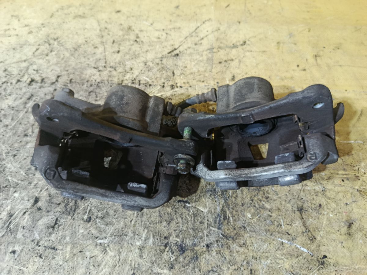 Суппорт на Toyota Noah ZRR70G 3ZR-FAE Фото 1