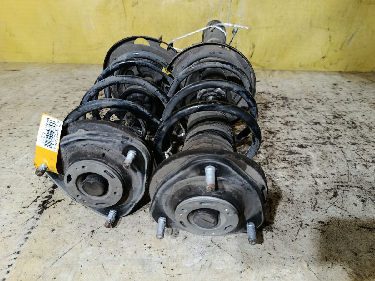 Стойка амортизатора на Toyota Noah ZRR70G 3ZR-FAE Фото 3