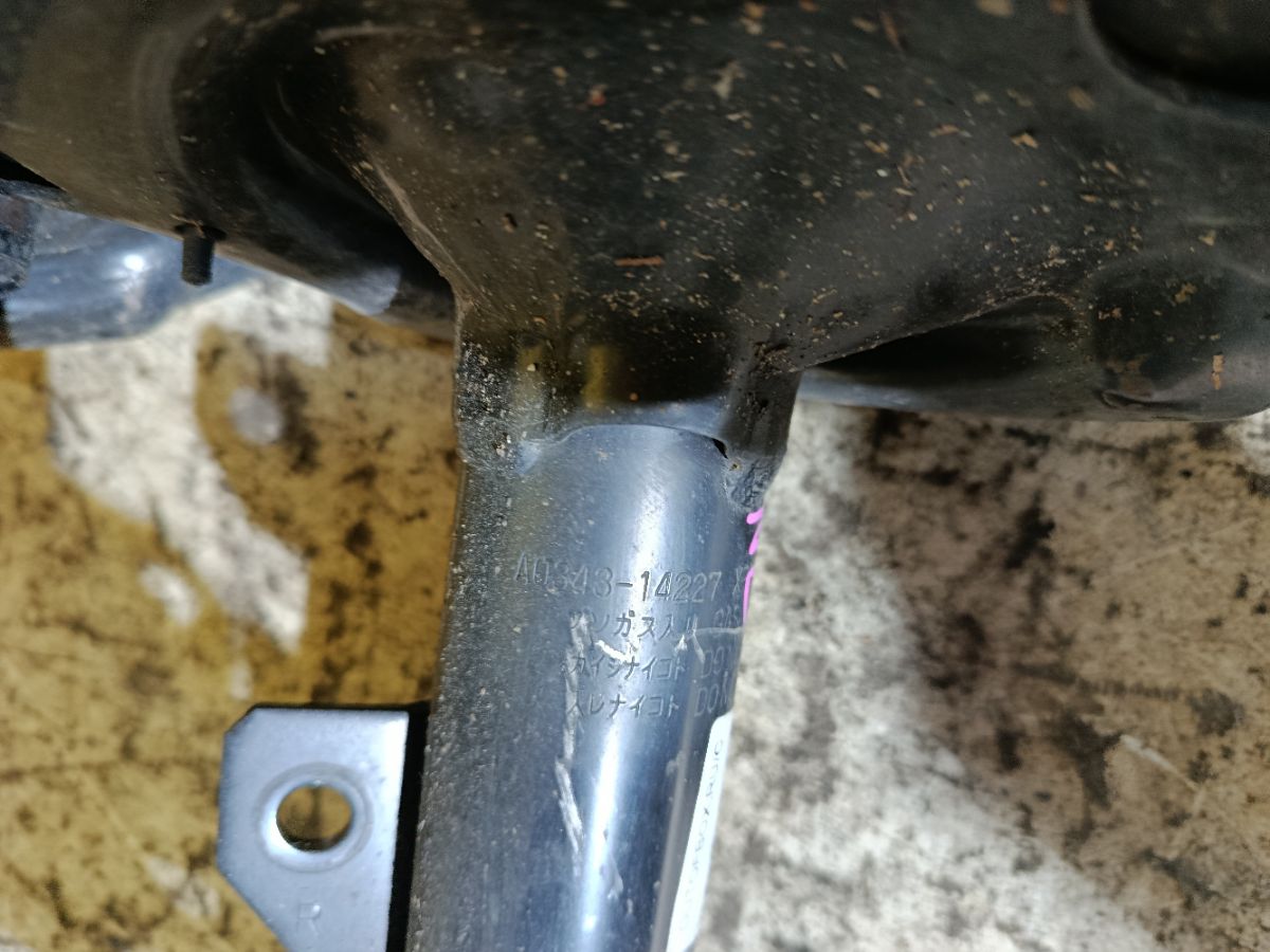 Стойка амортизатора 48520-28330, 48510-28330 на Toyota Noah ZRR70G 3ZR-FAE Фото 2