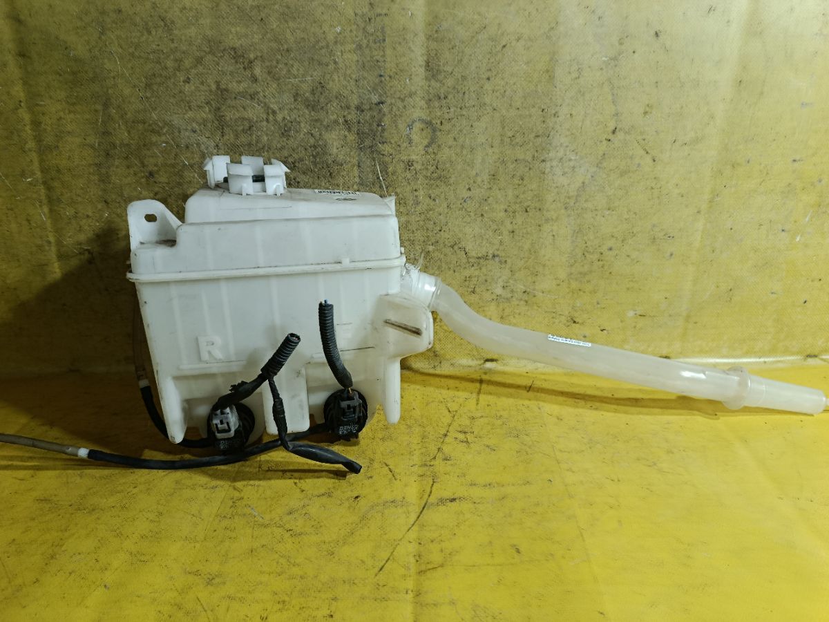 Бачок омывателя 85315-68010 на Toyota Isis ANM10G Фото 1