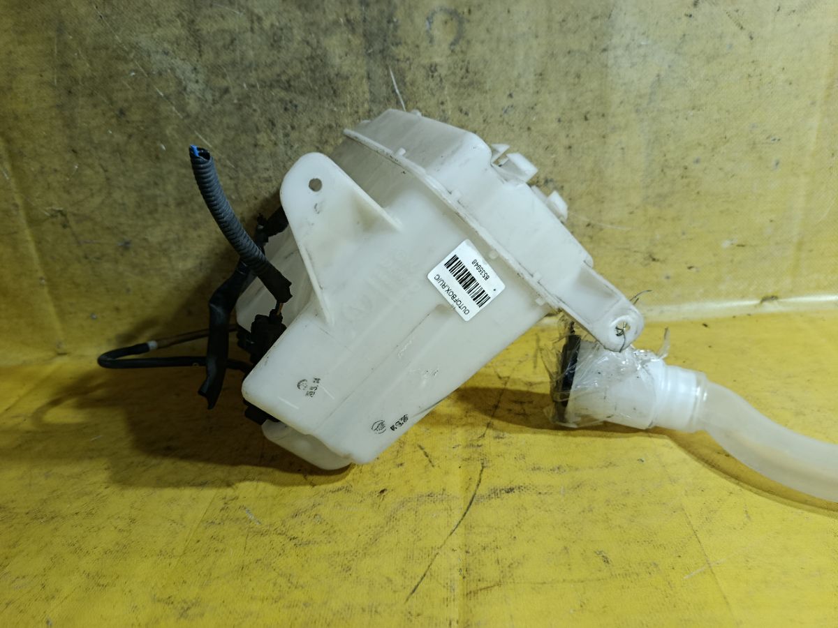 Бачок омывателя 85315-68010 на Toyota Isis ANM10G Фото 3