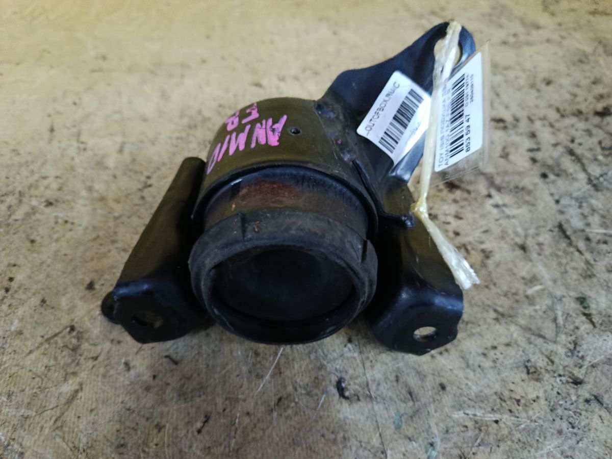 Подушка двигателя 12305-28120 на Toyota Isis ANM10G 1AZ-FSE Фото 1
