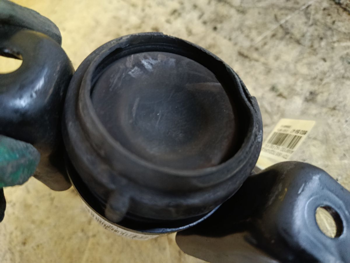 Подушка двигателя 12305-28120 на Toyota Isis ANM10G 1AZ-FSE Фото 2