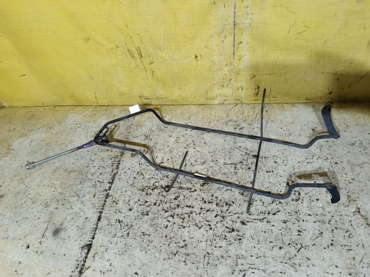 Крепление запасного колеса на Toyota Isis ANM10G Фото 2