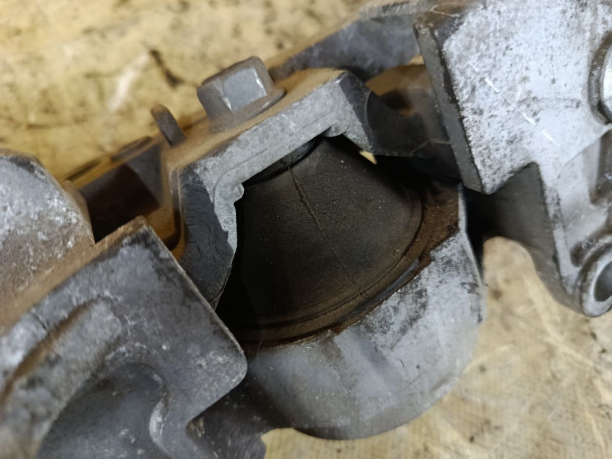 Подушка двигателя на Nissan X-Trail NT31 MR20DE Фото 3