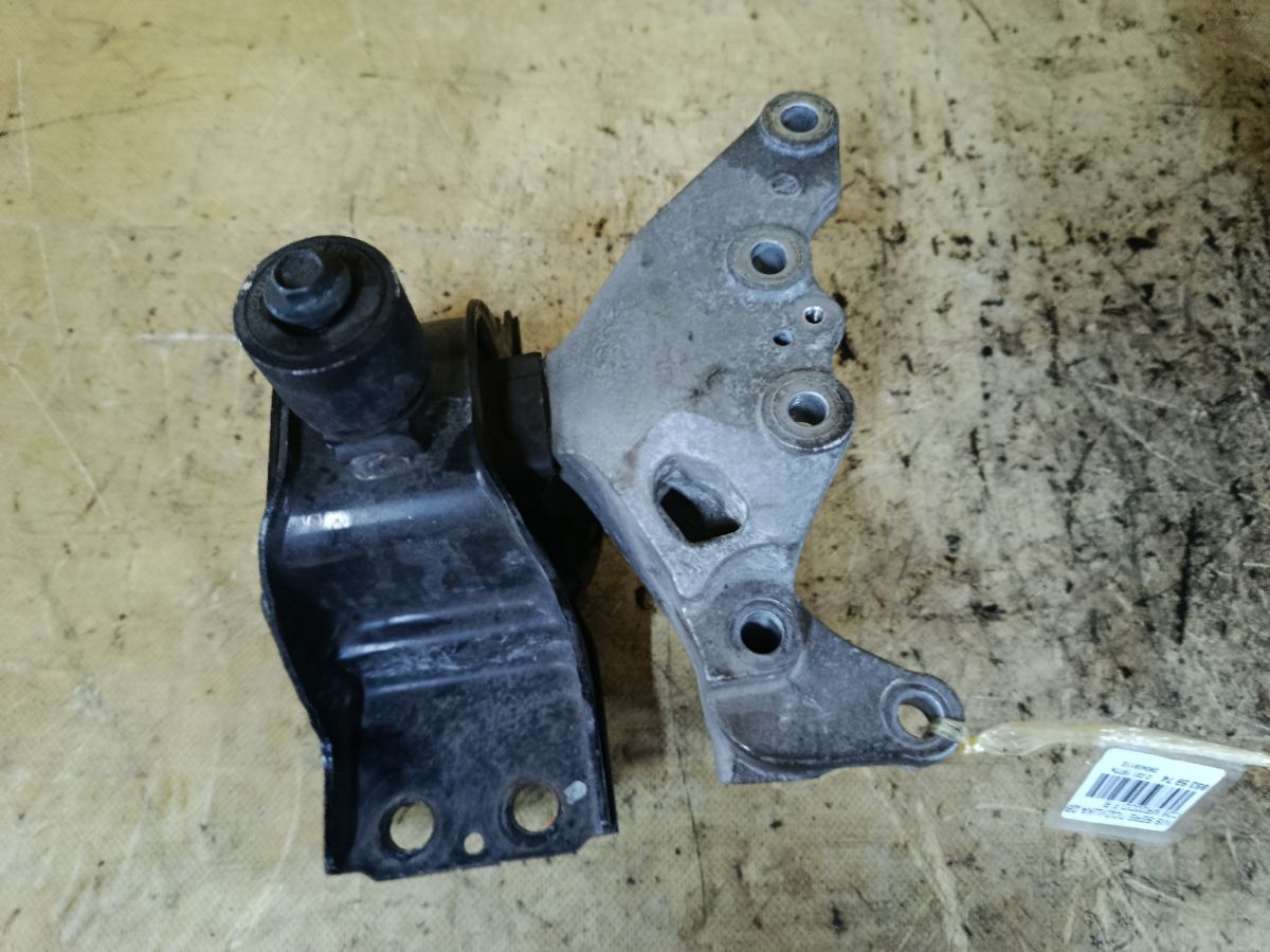 Подушка двигателя на Nissan Serena C26 MR20DD Фото 3