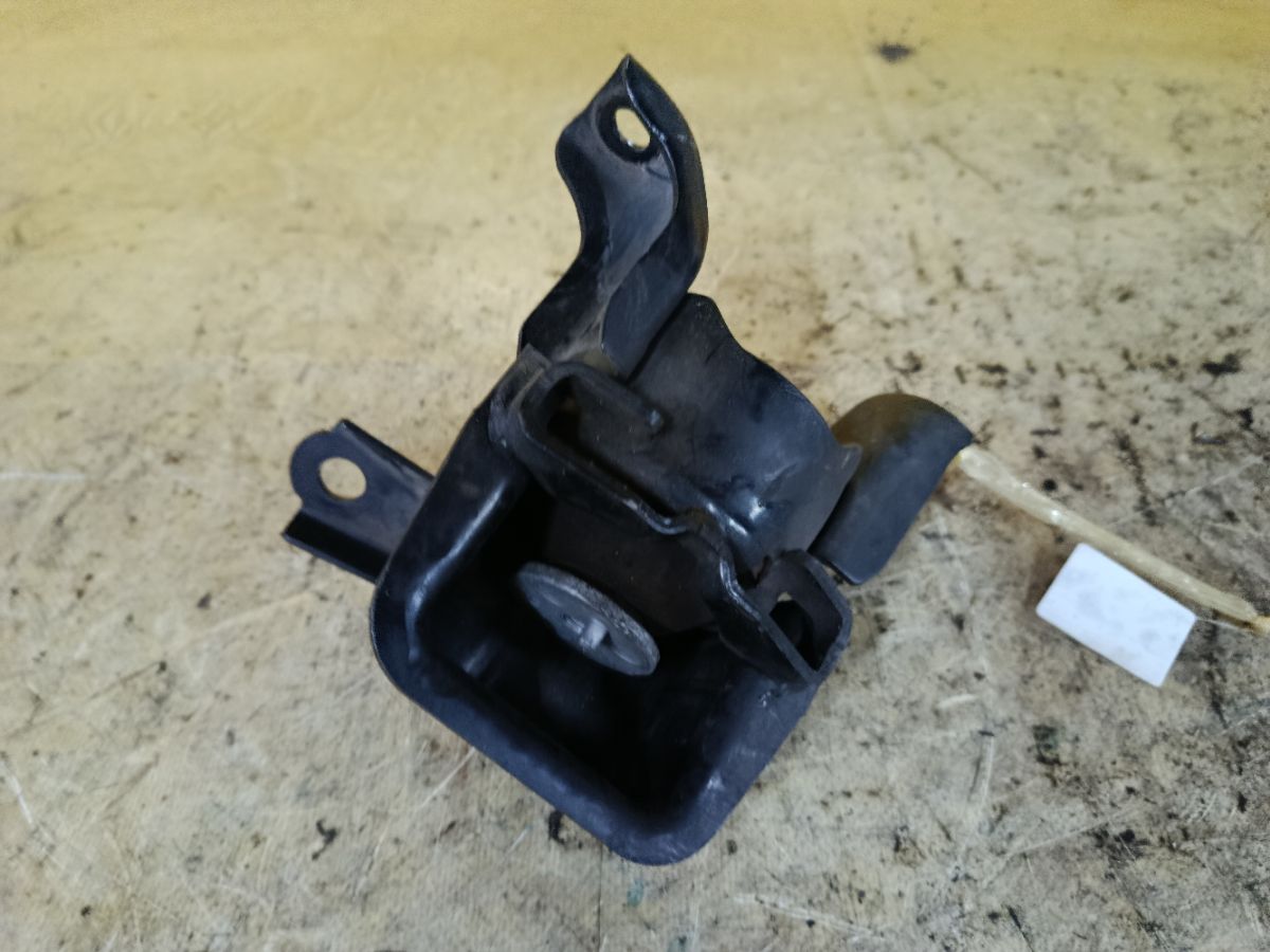 Подушка двигателя 12305-37050 на Toyota Noah ZRR70G 3ZR-FAE Фото 3