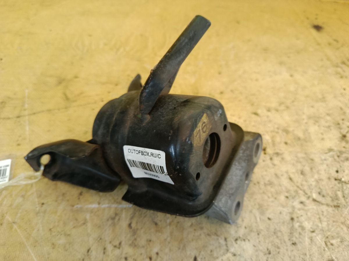 Подушка двигателя 12305-37050 на Toyota Noah ZRR70G 3ZR-FAE Фото 3