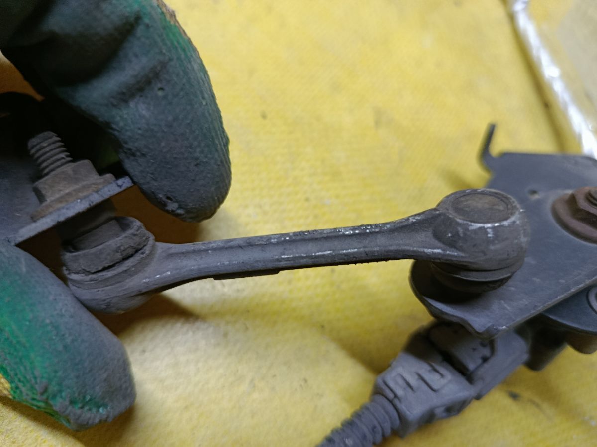 Датчик регулировки наклона фар на Honda Stream RN8 Фото 3