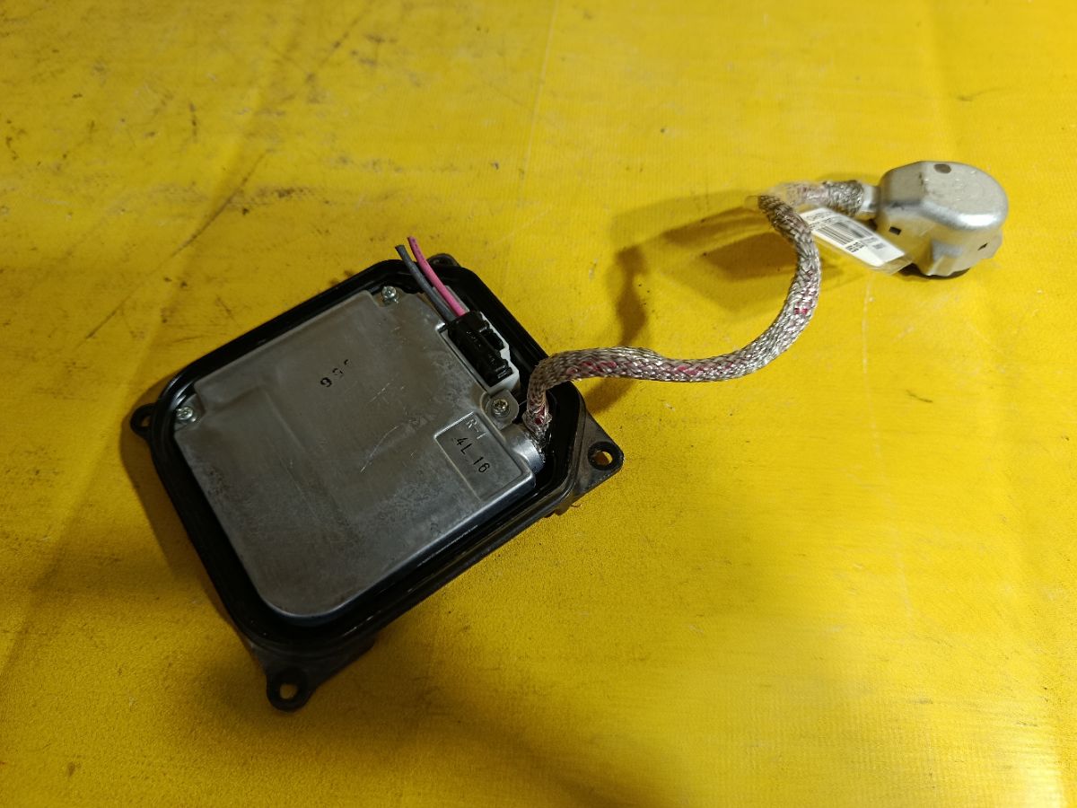 Блок розжига ксенона 85967-20010 на Toyota Noah ZRR70G Фото 2