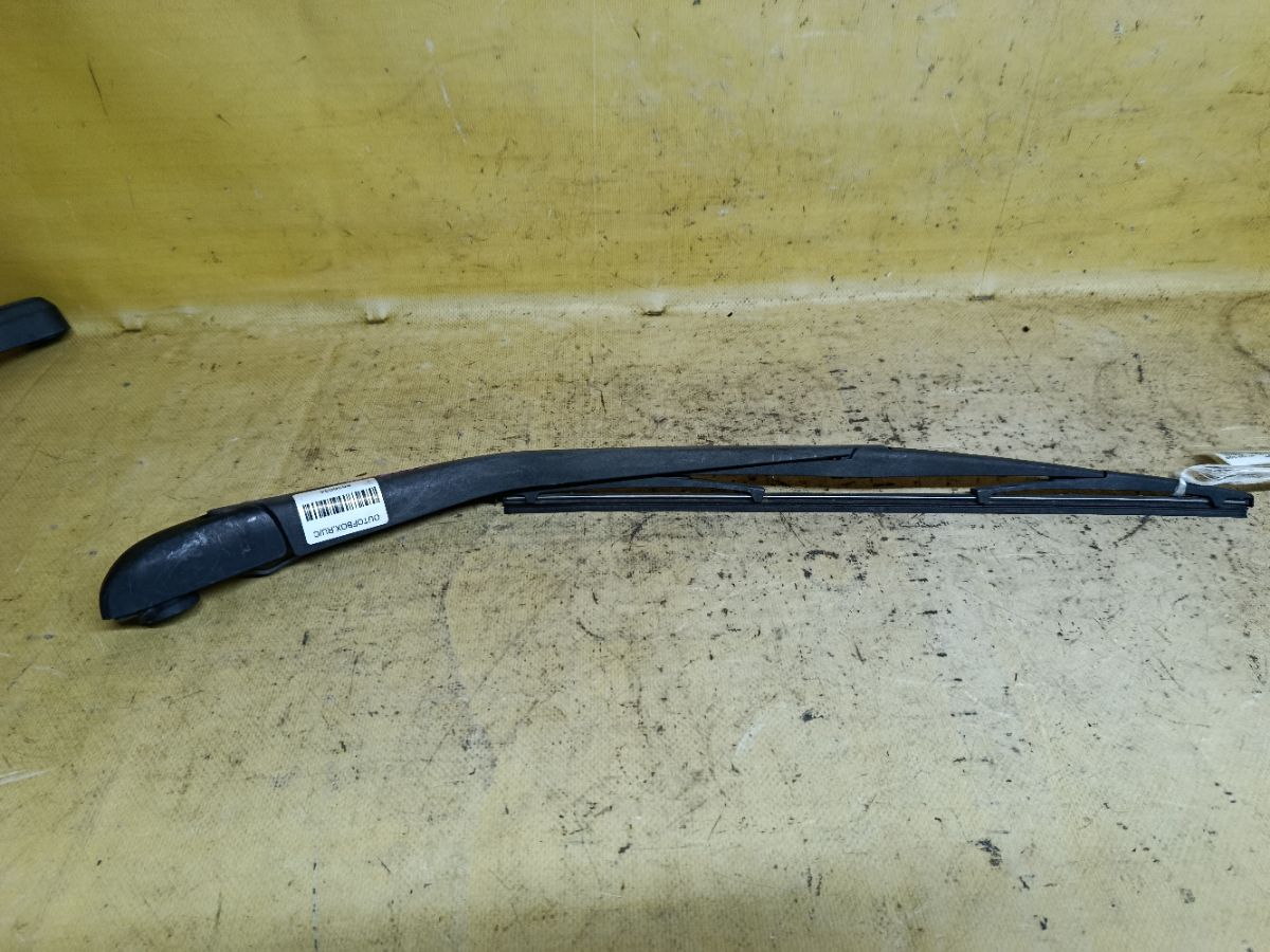 Держатель дворника 85241-28120 на Toyota Prius ZVW30 Фото 1