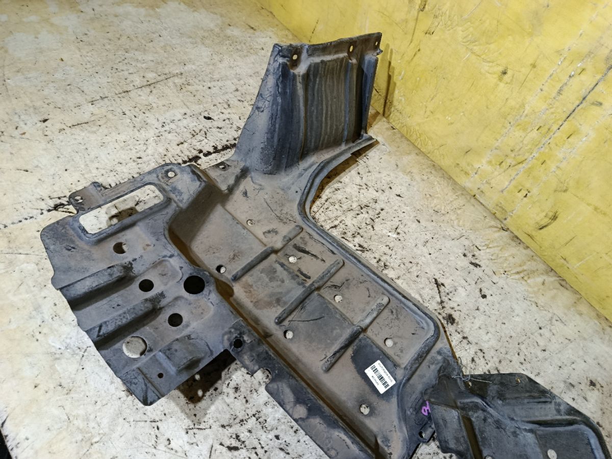 Защита двигателя 51442-28150, 51441-28170 на Toyota Noah ZRR70G 3ZR-FAE Фото 3