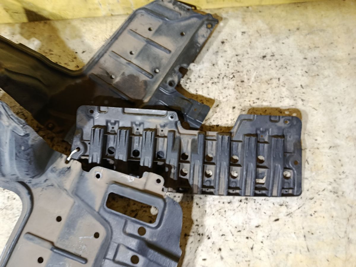 Защита двигателя 51442-28150, 51441-28170, 52618-28020 на Toyota Noah ZRR70G 3ZR-FAE Фото 3