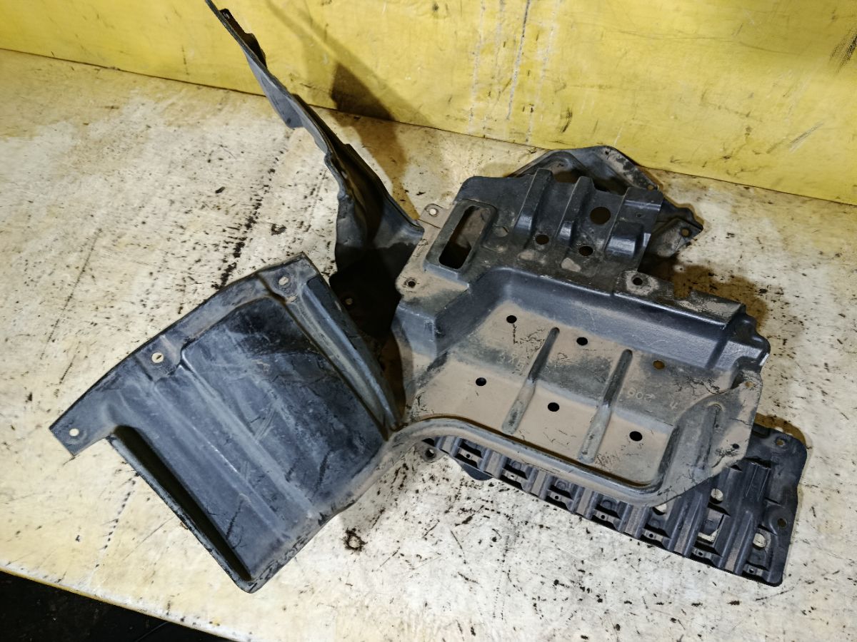 Защита двигателя 51442-28150, 51441-28170, 52618-28020 на Toyota Noah ZRR70G 3ZR-FAE Фото 4