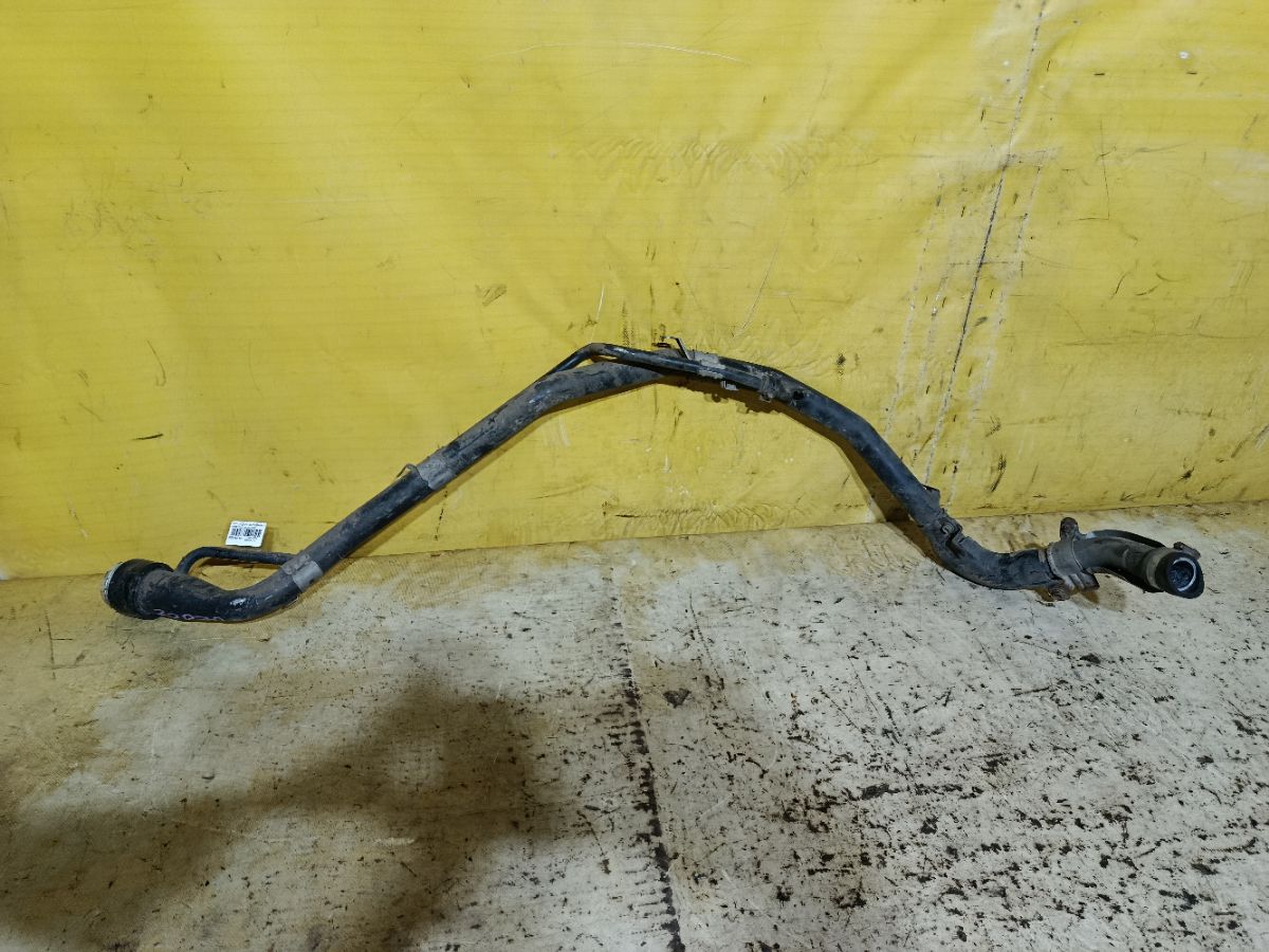 Заливная горловина топливного бака на Toyota Noah ZRR70G 3ZR-FAE Фото 1