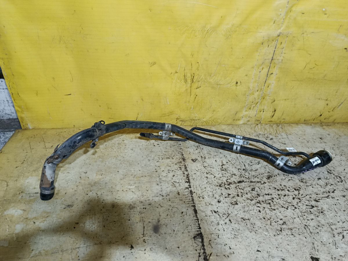 Заливная горловина топливного бака на Toyota Noah ZRR70G 3ZR-FAE Фото 2