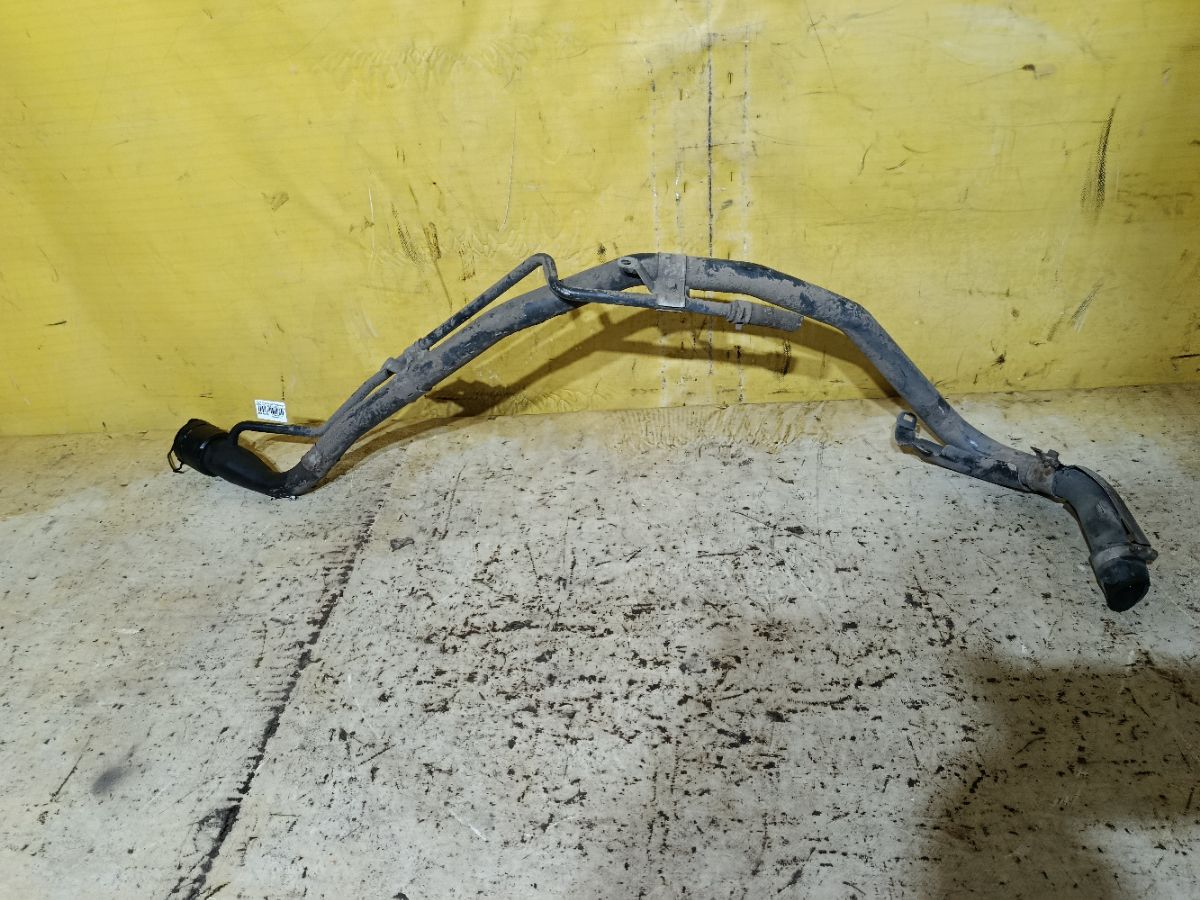 Заливная горловина топливного бака на Toyota Noah ZRR70G 3ZR-FAE Фото 1