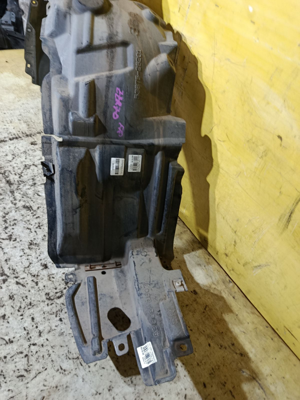 Подкрылок 53875-28201 на Toyota Voxy ZRR70G 3ZR-FAE Фото 3