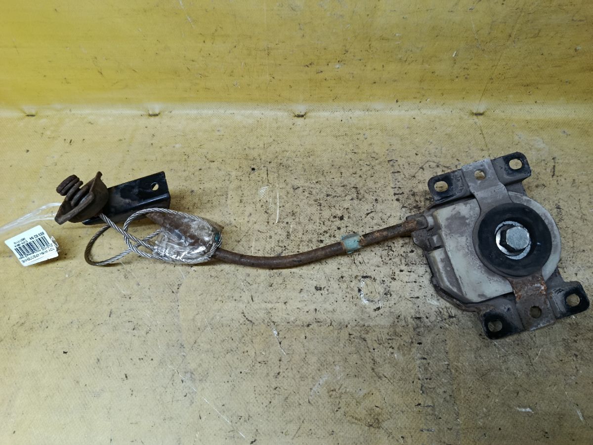 Крепление запасного колеса на Toyota Wish ZNE10G Фото 2
