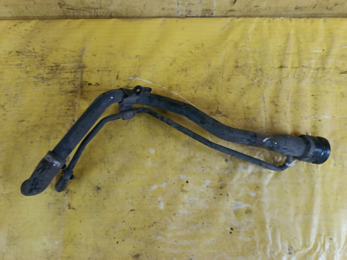 Заливная горловина топливного бака 77201-52050 на Toyota Vitz NCP10 2NZ-FE Фото 2