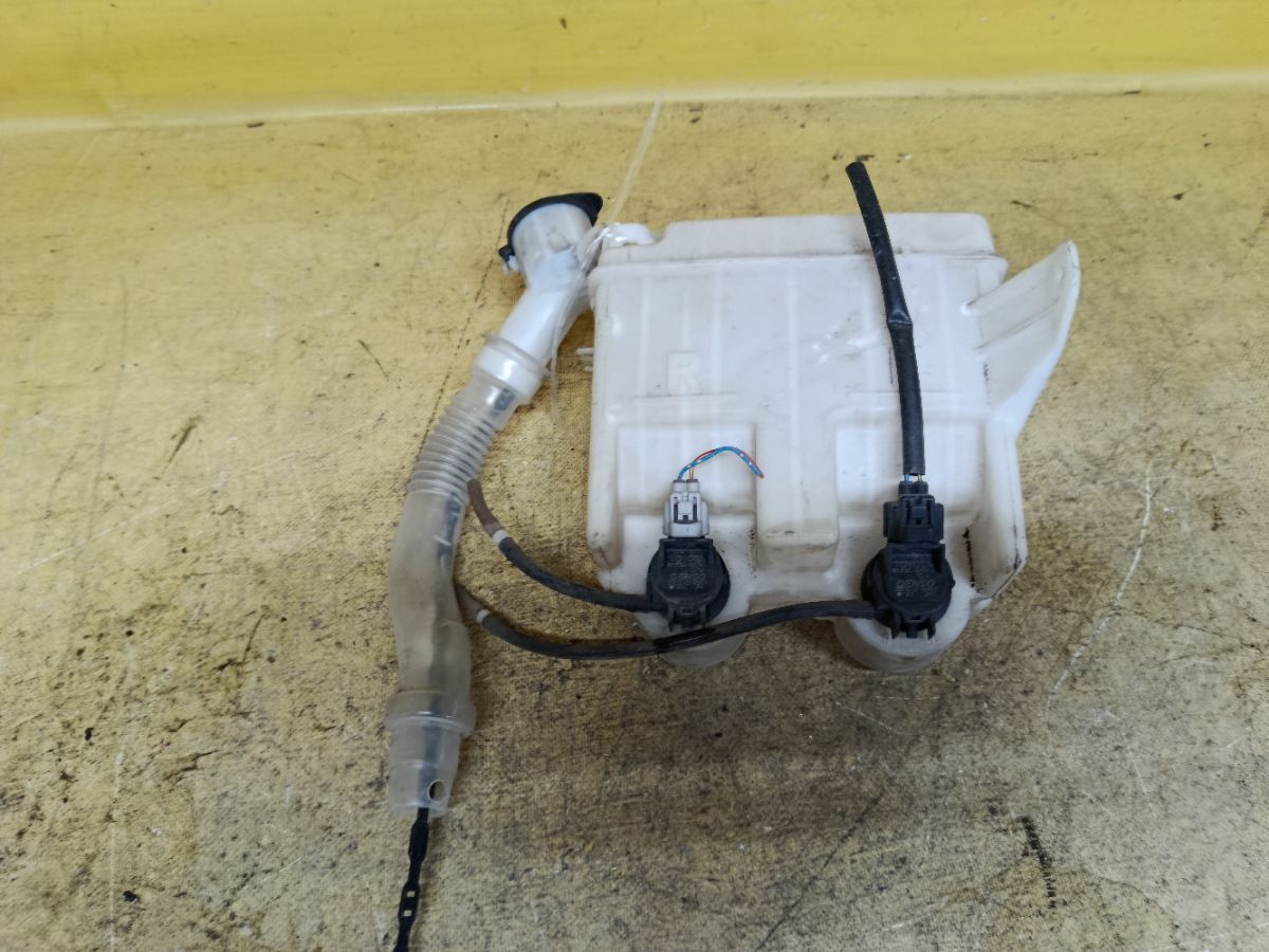 Бачок омывателя 85315-68010 на Toyota Wish ZNE10G Фото 1