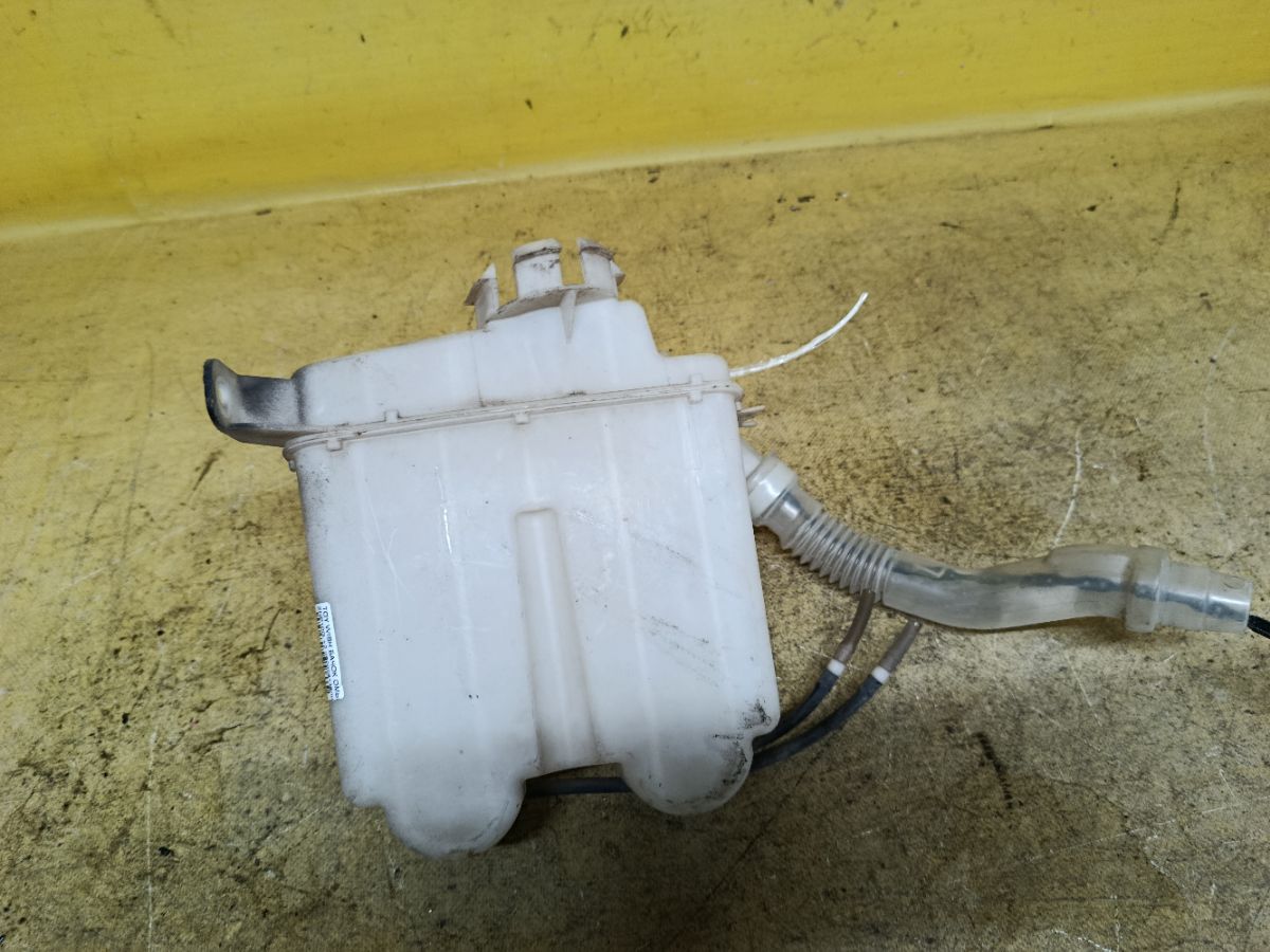 Бачок омывателя 85315-68010 на Toyota Wish ZNE10G Фото 2