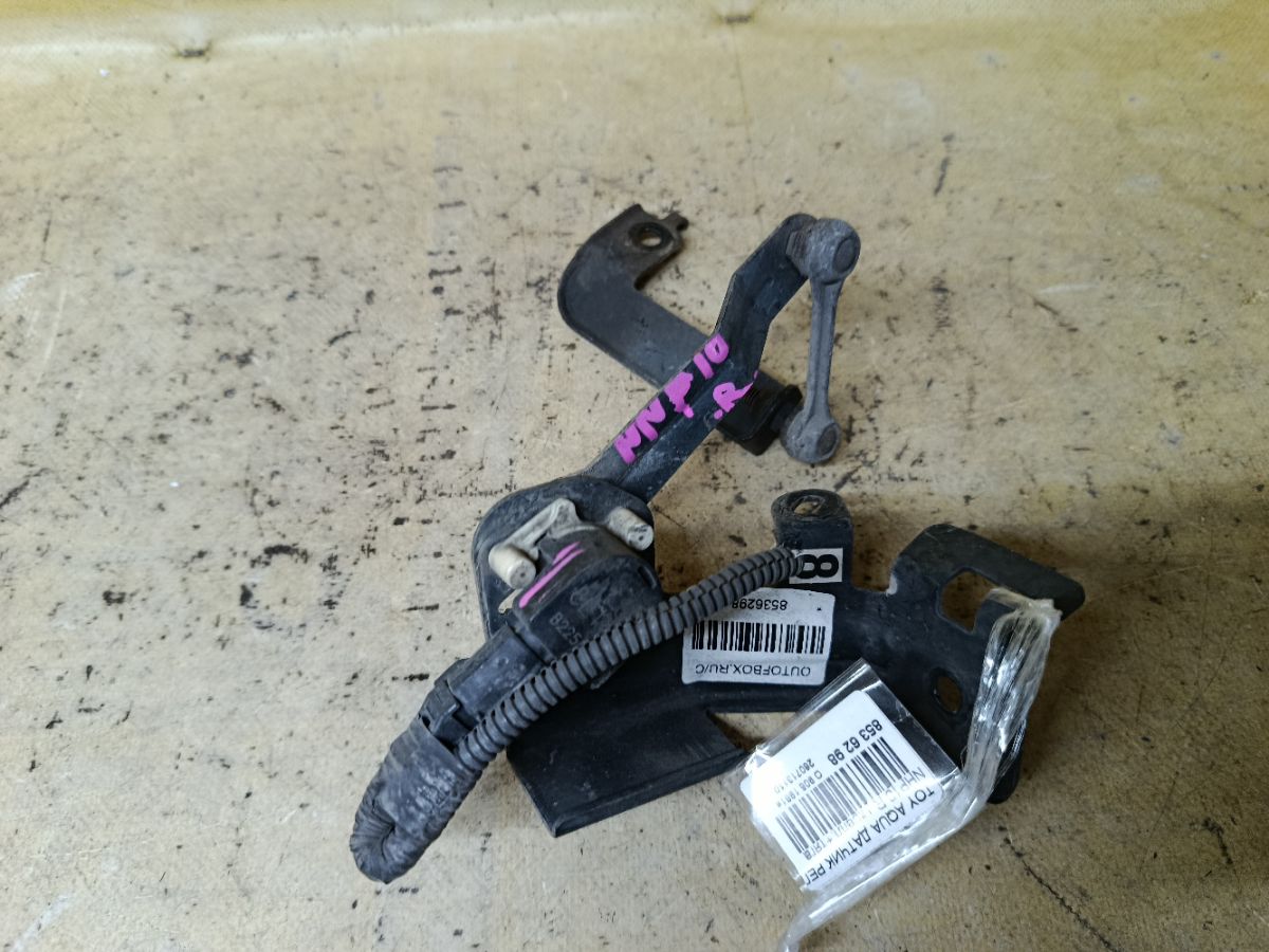 Датчик регулировки наклона фар 89407-52140 на Toyota Aqua NHP10 Фото 1