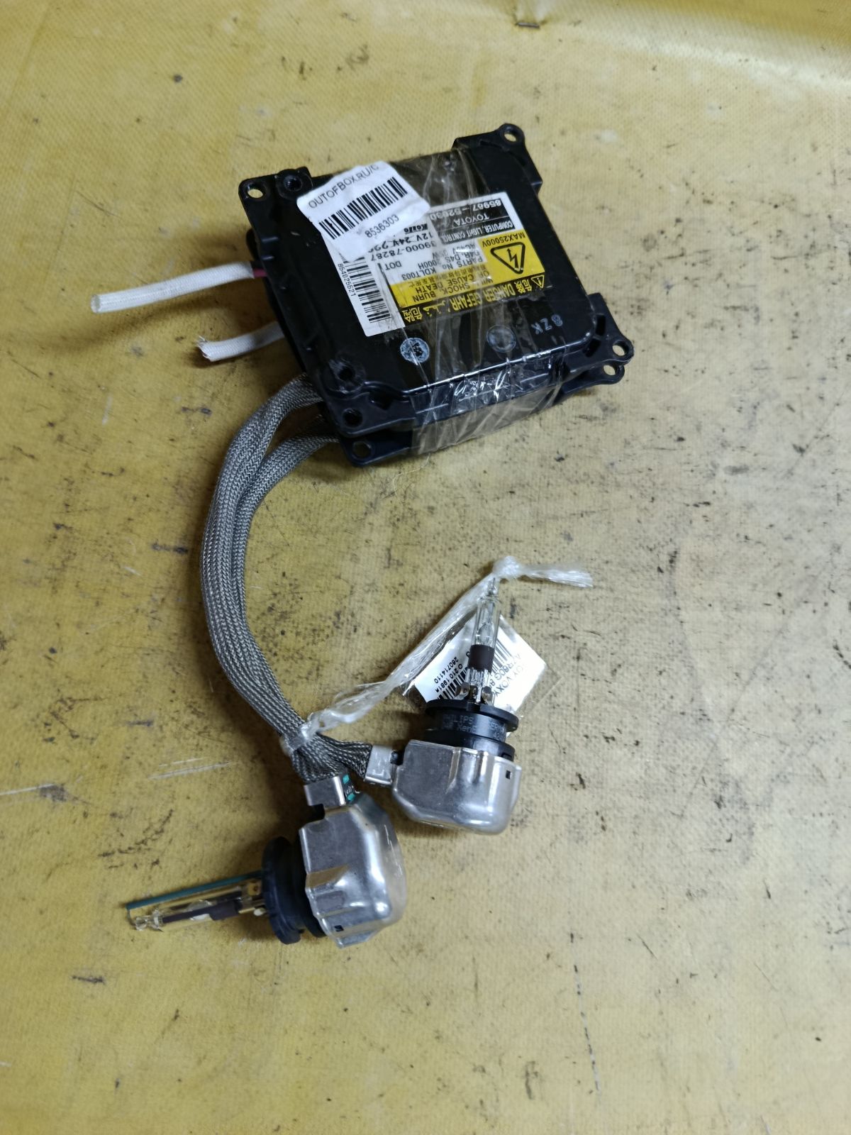Блок розжига ксенона 85967-52030 на Toyota Voxy AZR60G Фото 1