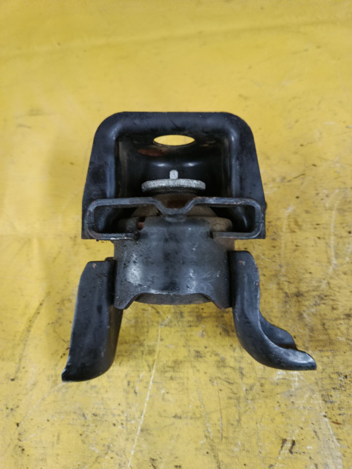 Подушка двигателя 12305-37050 на Toyota Noah ZRR70G 3ZR-FAE Фото 2