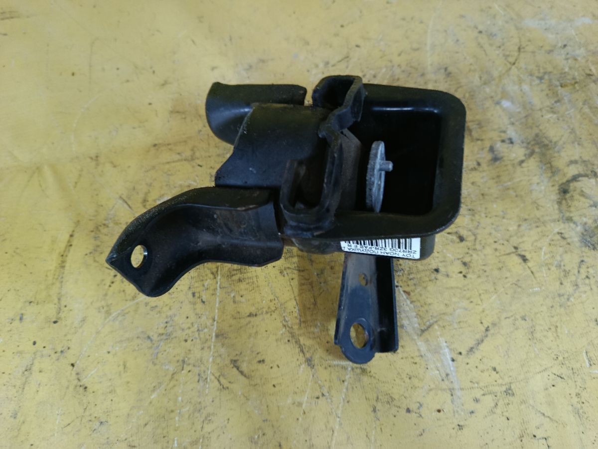 Подушка двигателя 12305-37050 на Toyota Noah ZRR70G 3ZR-FAE Фото 3