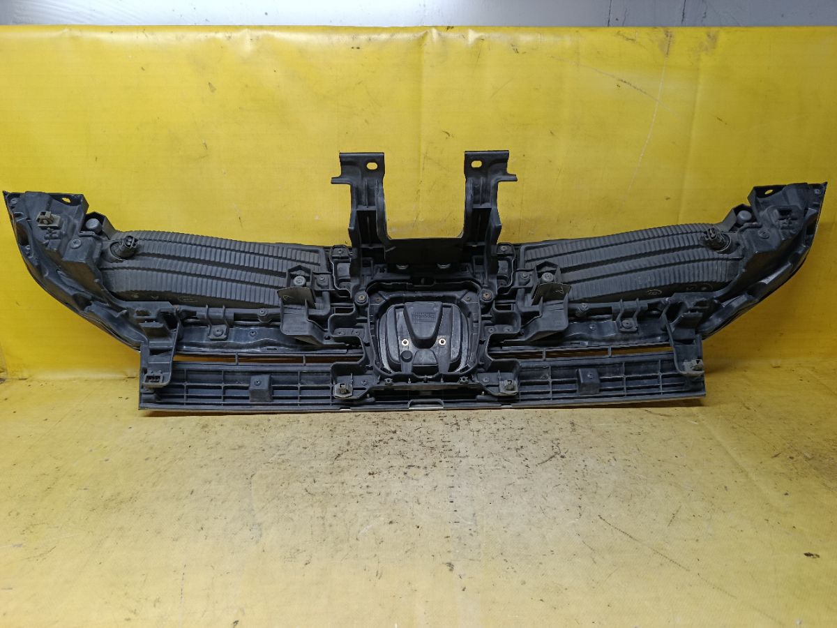 Решетка радиатора на Honda Stepwgn RK5 Фото 5