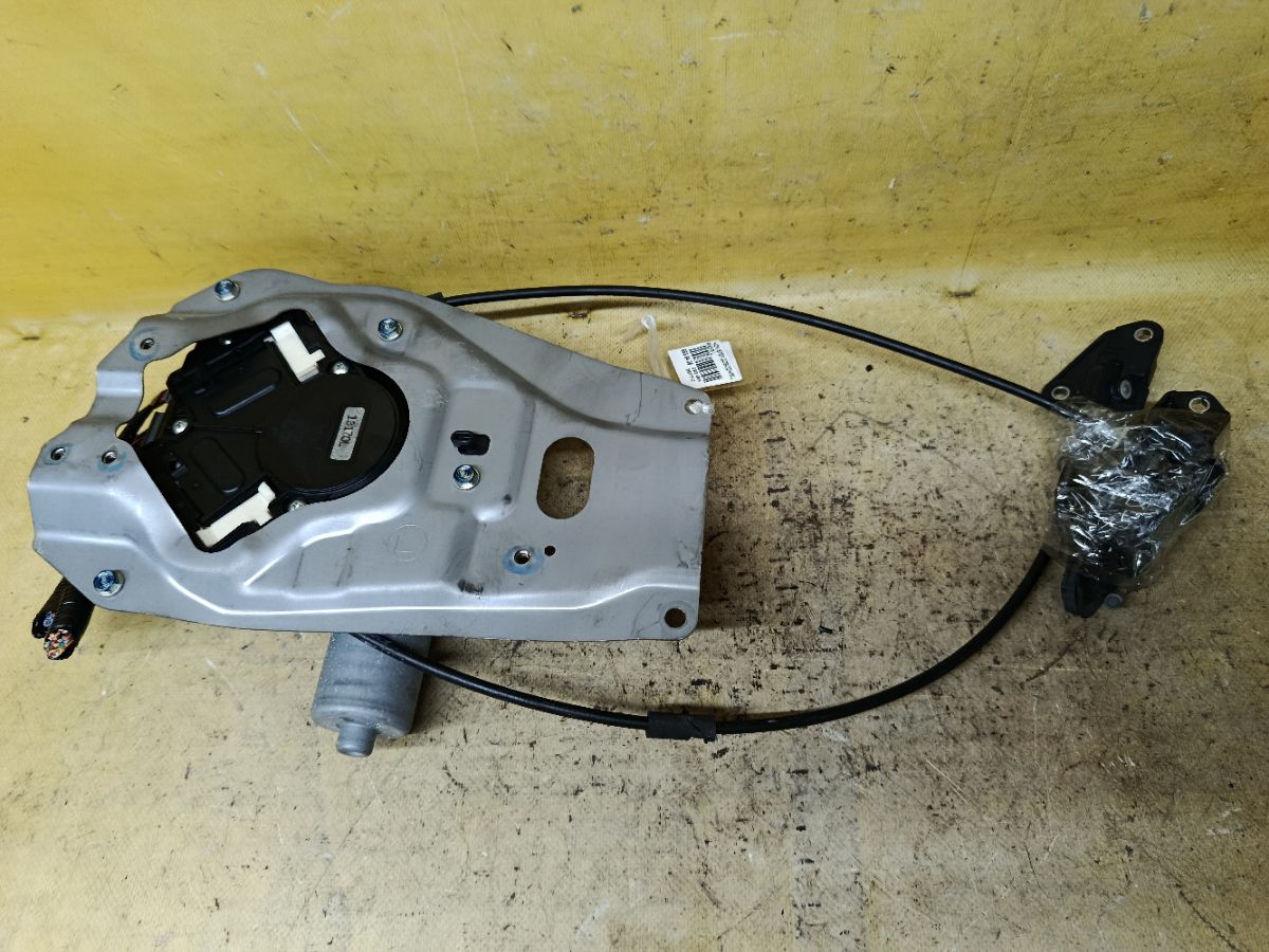 Доводчик двери на Honda Stepwgn RK5 Фото 2