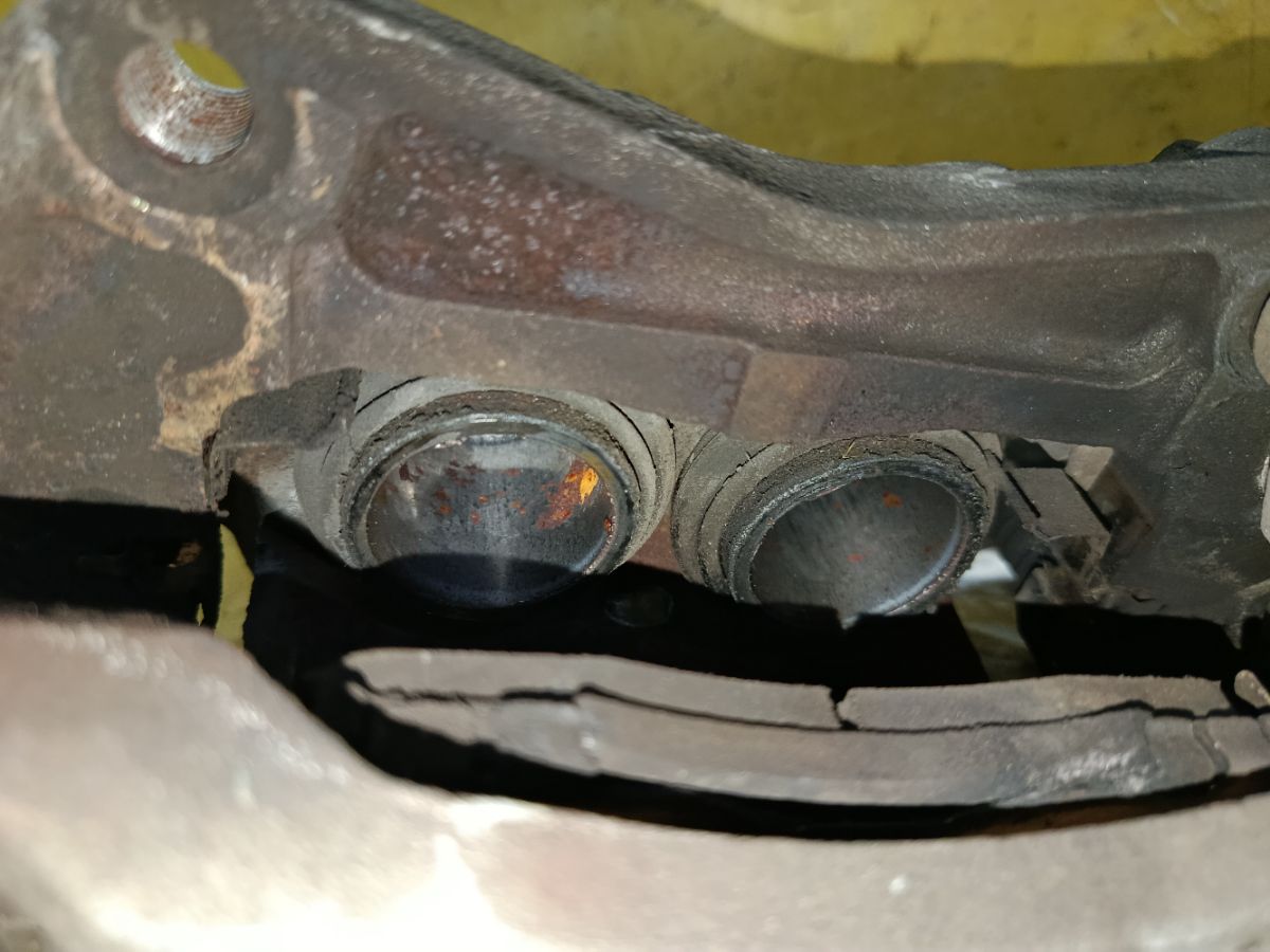 Суппорт на Nissan Fuga Y50 VQ25DE Фото 4