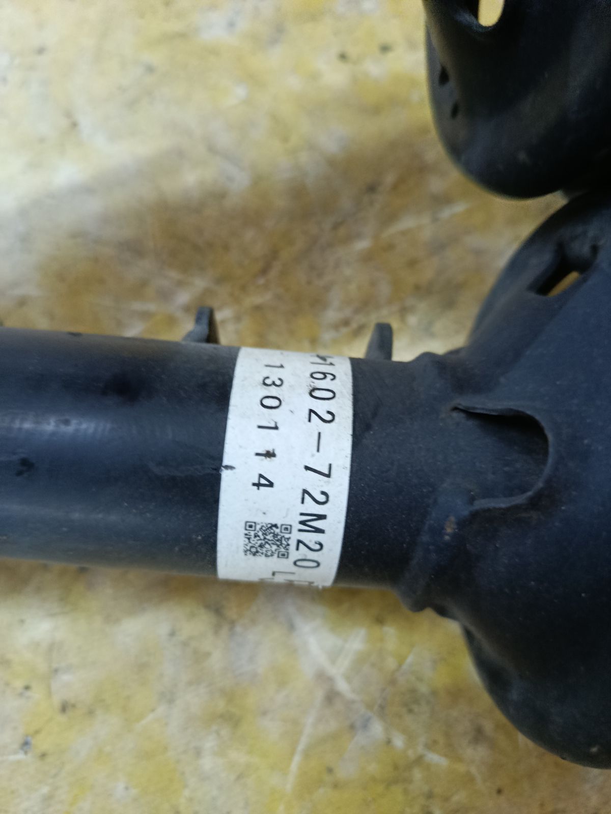 Стойка амортизатора 41601-72M20, 41602-72M20 на Suzuki Wagon R MH34S R06A Фото 2